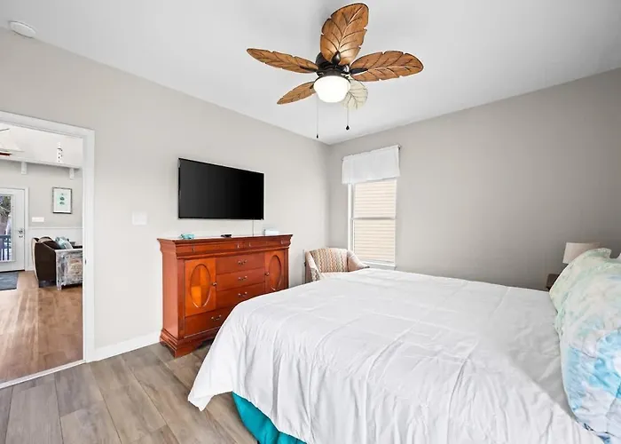 6 Min Walk To Pool Fishing Pier Sleeps 10 Holiday home